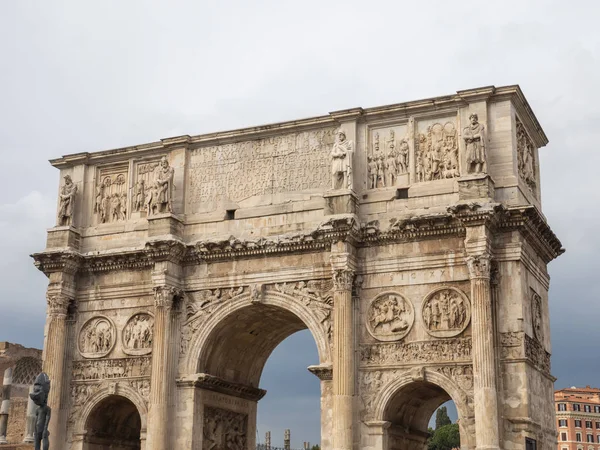 Detalle superior del arco Constantino Rodado cerca del Coliseo en Roma, Italia — Foto de Stock