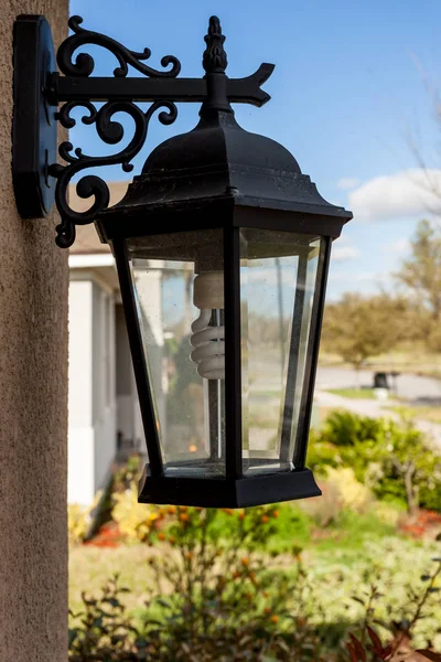 Außenveranda Laterne Leuchte am Haus mit umweltfreundlicher Glühbirne montiert — Stockfoto