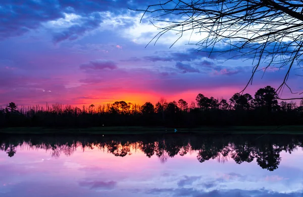 Dramático atardecer sobre el lago Hermosa reflexión de agua en bosque salvaje al aire libre tarde — Foto de Stock