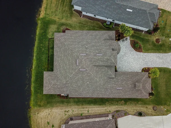 Häuser und Vordächer säumen das Ufer eines kleinen Teiches in einem amerikanischen Viertel aus der Luft — Stockfoto
