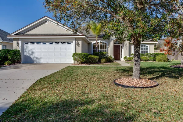 Typical Single Floor American House with Front Yard and Spacious Driveway Exterior Street View