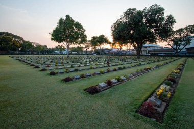 Kanchanaburi, Tayland - 14 Nisan 2018: Don Rak savaş mezarlığı hapis savaşın, Kanchanaburi il (İkinci Dünya Savaşı).