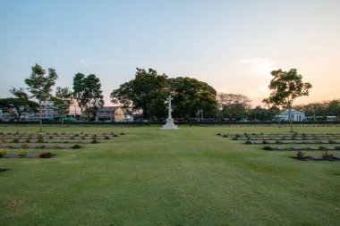 Kanchanaburi, Tayland - 14 Nisan 2018: Don Rak savaş mezarlığı hapis savaşın, Kanchanaburi il (İkinci Dünya Savaşı).