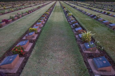 Kanchanaburi, Tayland - 14 Nisan 2018: Don Rak savaş mezarlığı hapis savaşın, Kanchanaburi il (İkinci Dünya Savaşı).
