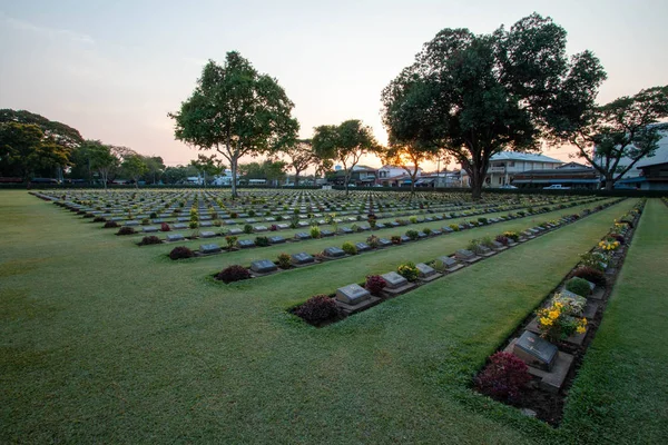 Kanchanaburi, Tayland - 14 Nisan 2018: Don Rak savaş mezarlığı hapis savaşın, Kanchanaburi il (İkinci Dünya Savaşı).