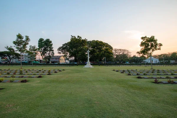 Kanchanaburi, Tayland - 14 Nisan 2018: Don Rak savaş mezarlığı hapis savaşın, Kanchanaburi il (İkinci Dünya Savaşı).