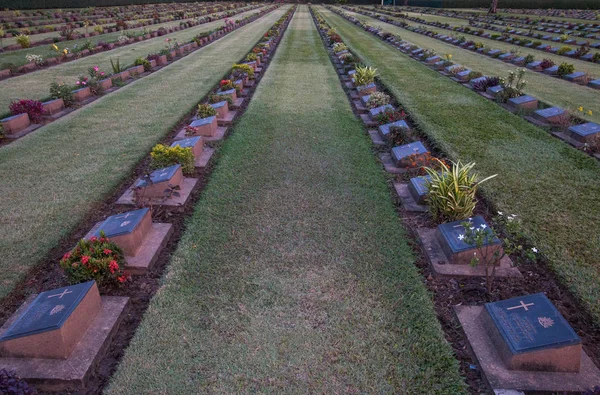 Kanchanaburi, Tayland - 14 Nisan 2018: Don Rak savaş mezarlığı hapis savaşın, Kanchanaburi il (İkinci Dünya Savaşı).