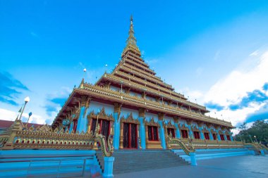 Khon Kaen, Thailand - 4 Mayıs 2018: Nongwang Tapınağı (Phra Mahathat Kaen Nakhon), Kraliyet Manastırı, mavi gökyüzü ile 9 kat pagoda.