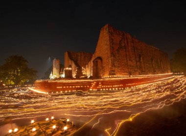 Yanan mum ışıklarında çevresinde Wat Maheyong, Ayutthaya, Tayland.