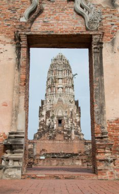 Ana Pagoda ilinin Ayutthaya, Tayland tarihi site Wat Ratcha Burana tapınağında.