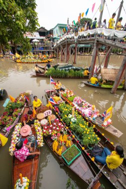 Ayutthaya, Tayland - 27 Temmuz 2018: Budistler tekne Ladchado kanalında Phra Nakhon Si Ayutthaya Eyaleti, Tayland ile festival geçit töreni mum.