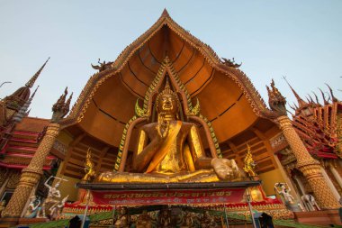 Kanchanaburi, Tayland - 15 Nisan 2018: Big Buddha heykeli kaplan Mağara Tapınağı, Wat Tham Sua, il Kanchanaburi, Tayland.