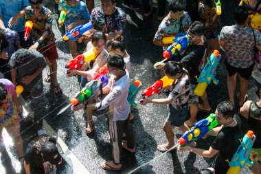 Bangkok, Tayland - 15 Nisan 2019 : Turistler su tabancaları çekim ve Songkran festivalinde eğlenmek, Bangkok Silom Road.