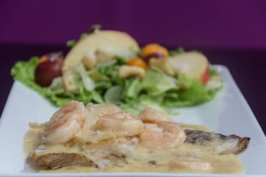 et ile karides ve meyve salatası