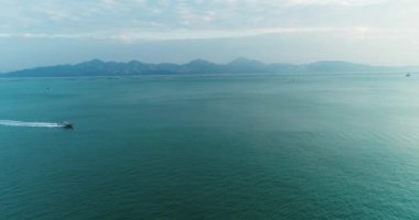 Denizlerde dört nala giden bir yat.