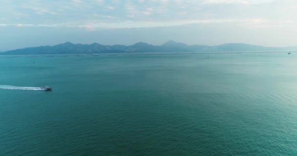 Jacht galoppiert über das Meer — Stockvideo