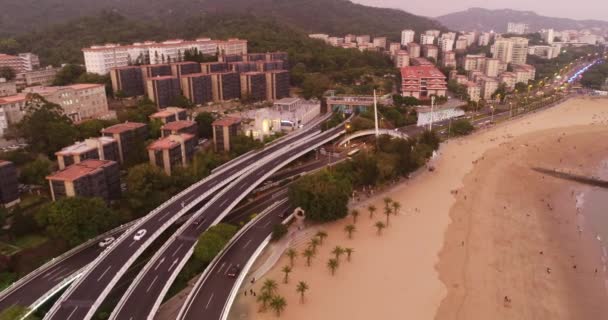 Tráficos y edificios en la playa de Xiamen Fujian, China — Vídeos de Stock