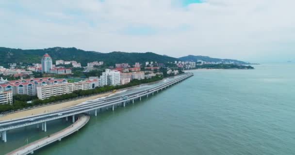 Trafikerar och byggnader över havet i Xiamen Fujian, Kina — Stockvideo
