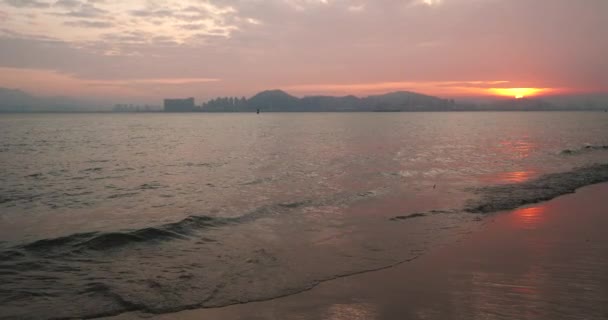 Пляж Вранці Світло Xiamen Фуцзянь Кнр Прибережні Хвиль Погладжуючи Пляж — стокове відео