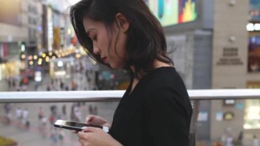 Şehirde cep telefonu kullanarak Pretty asyalı kız