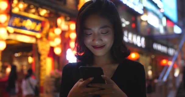 Mulher bonita mensagens de texto no telefone celular na cidade, 4k — Vídeo de Stock