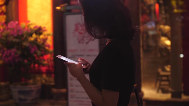 Jovem menina asiática olhando para telefone andando, 4k — Vídeo de Stock