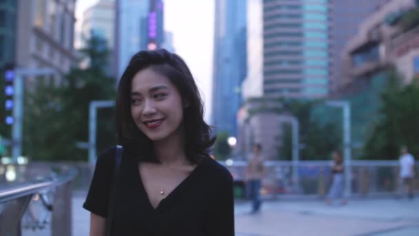 Красивая молодая девушка гуляет по городу, замедленная съемка — стоковое видео