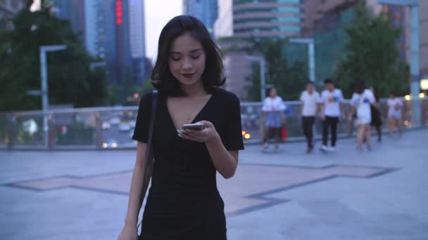 Красива дівчина, що йде в місті, повільний рух — стокове відео