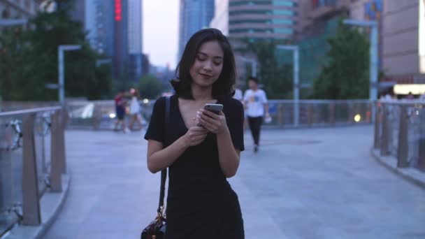 Όμορφο κορίτσι που περπατάει στην πόλη, αργή κίνηση — Αρχείο Βίντεο
