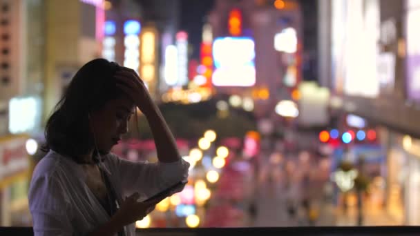 Hermosa mujer joven usando el teléfono en la ciudad, 4k — Vídeos de Stock