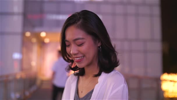 Vue latérale de jolie jeune asiatique femme sourire — Video