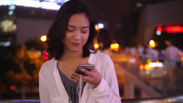 Mujer bastante joven usando el teléfono en la ciudad, 4k — Vídeos de Stock