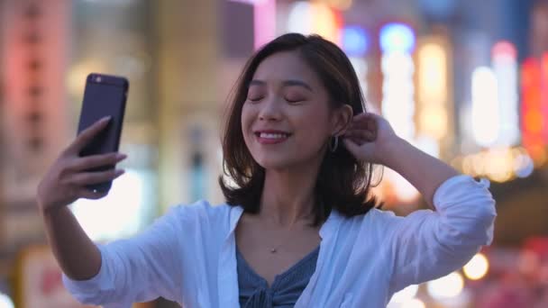 Mujer bastante joven usando el teléfono tomando selfie — Vídeo de stock