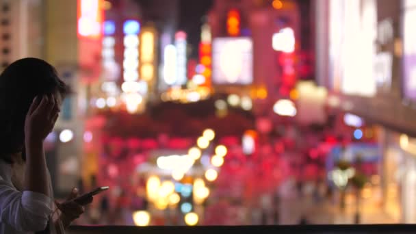 Hermosa mujer joven usando el teléfono en la ciudad, 4k — Vídeo de stock