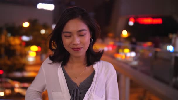 Досить молода жінка посміхається на камеру в повільному русі — стокове відео