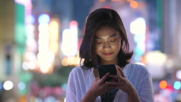 Mulher bonita usando telefone na cidade, 4k — Vídeo de Stock