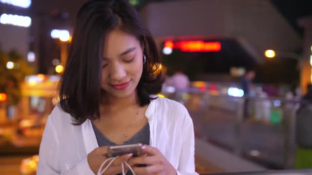 Pretty young woman using phone in the city,4k — Stock Video