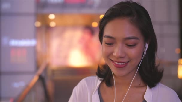 Крупным планом улыбки молодой азиатки — стоковое видео