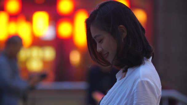 Retrato de bonita chica asiática sonrisa en la cámara en la noche — Vídeos de Stock