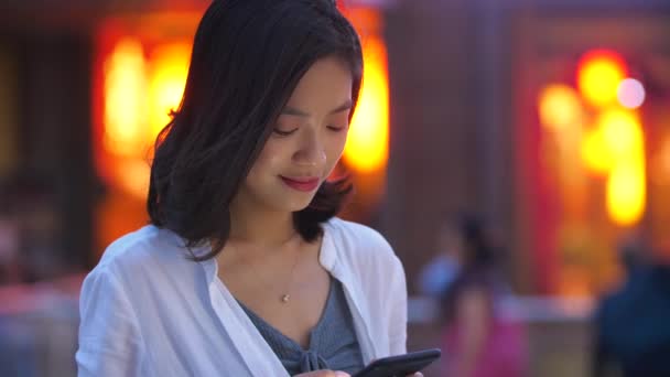 Hermosa mujer joven usando el teléfono en la ciudad, 4k — Vídeo de stock