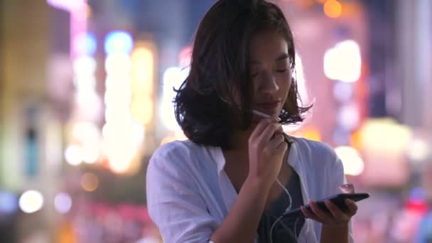 Joven mujer asiática hablando por teléfono — Vídeos de Stock