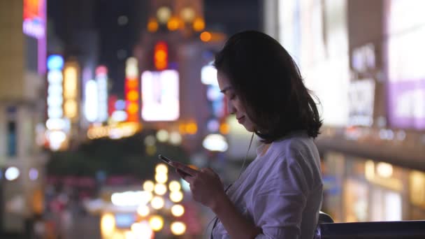 Schöne junge Frau mit Telefon in der Stadt, 4k — Stockvideo