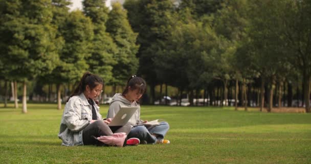 Dos asiático colegio chica usando laptop en campus — Vídeos de Stock