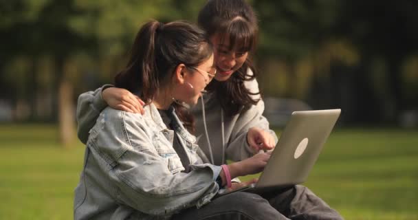 Dos asiático colegio chica usando laptop en campus — Vídeos de Stock