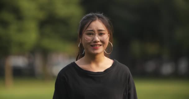 Retrato de una asiática chica universitaria sonrisa — Vídeos de Stock