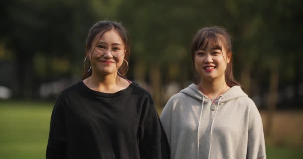 İki asya lı üniversiteli kızın gülümsemesi portresi — Stok video