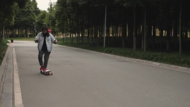 Азиатская девочка катается на коньках в парке — стоковое видео