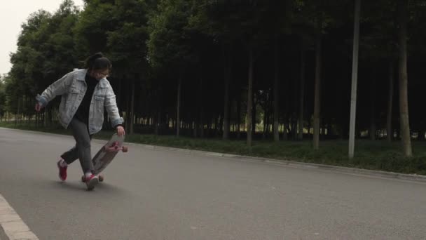 Aziatische tiener meisje schaatsen — Stockvideo