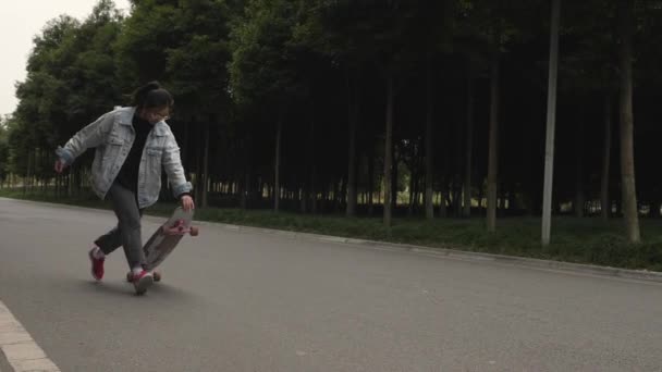 Asiática adolescente chica patinaje — Vídeo de stock