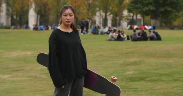 Asiática estudiante universitaria retrato con monopatín — Vídeos de Stock